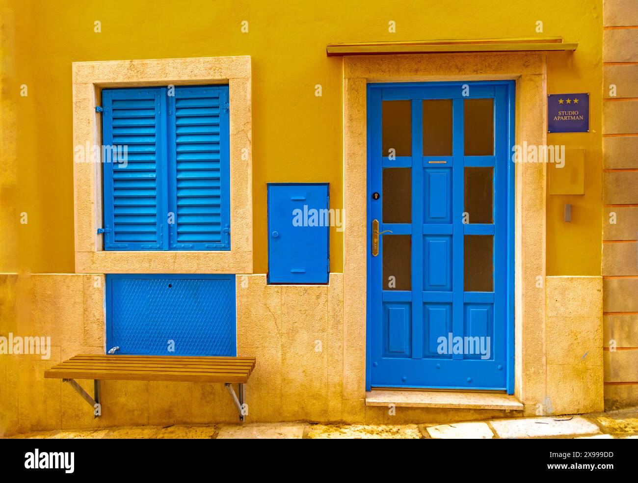 Porta blu e persiane sul muro di pietra ingresso all'appartamento Rovigno Croazia Istria Foto Stock