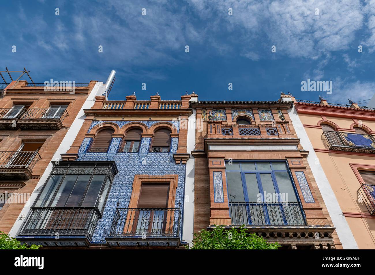 Architettura tradizionale del quartiere Triana di Siviglia, Spagna, in via Calle San Jacinto Foto Stock