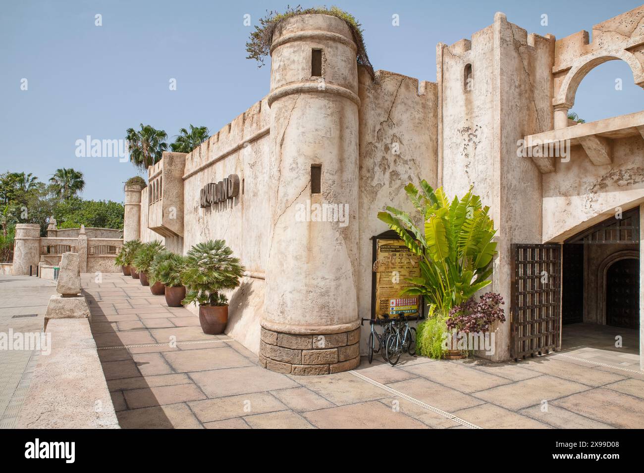Ingresso al parco Aqualand al famoso parco acquatico, famoso per le attrazioni adatte alle famiglie, come scivoli d'acqua, piscine a onde e spettacoli acquatici, Costa Adeje Foto Stock