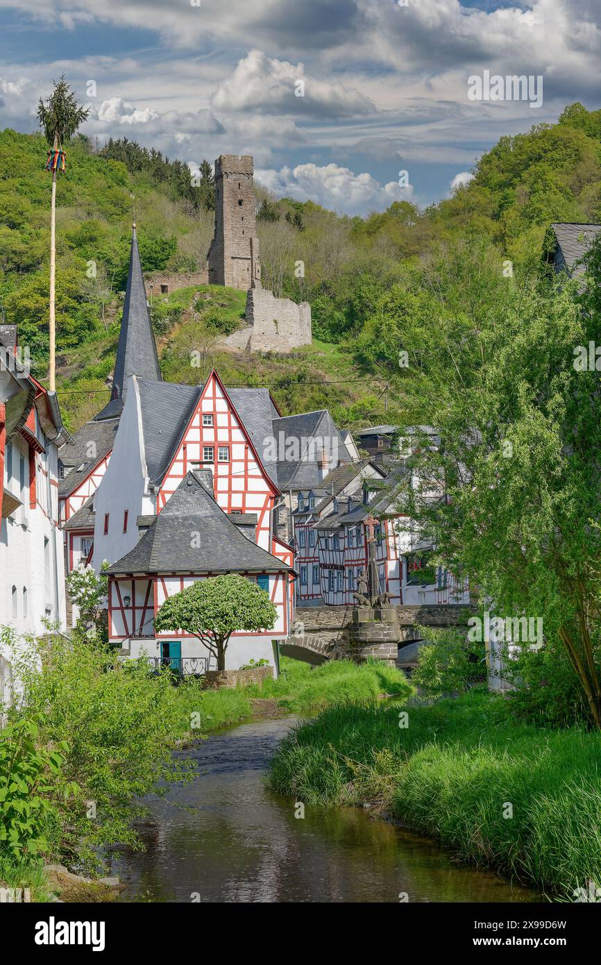 Idilliaco villaggio medievale di Monreal con rovine del castello di Philippsburg, l'Eifel, Germania Foto Stock