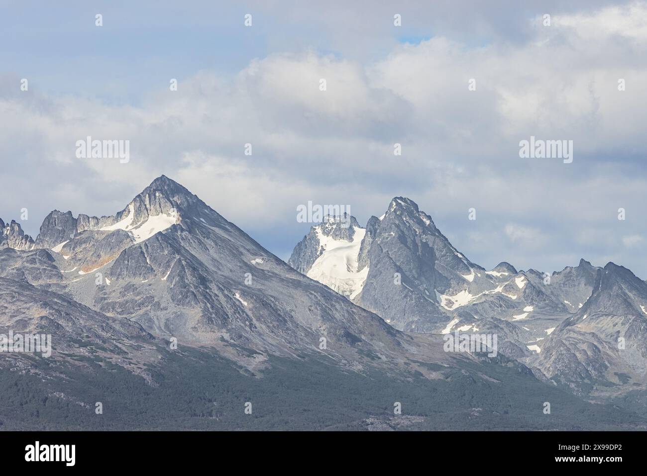Montagne innevate attraverso il Canale di Beagle, viste dal porto di Ushuaia Foto Stock
