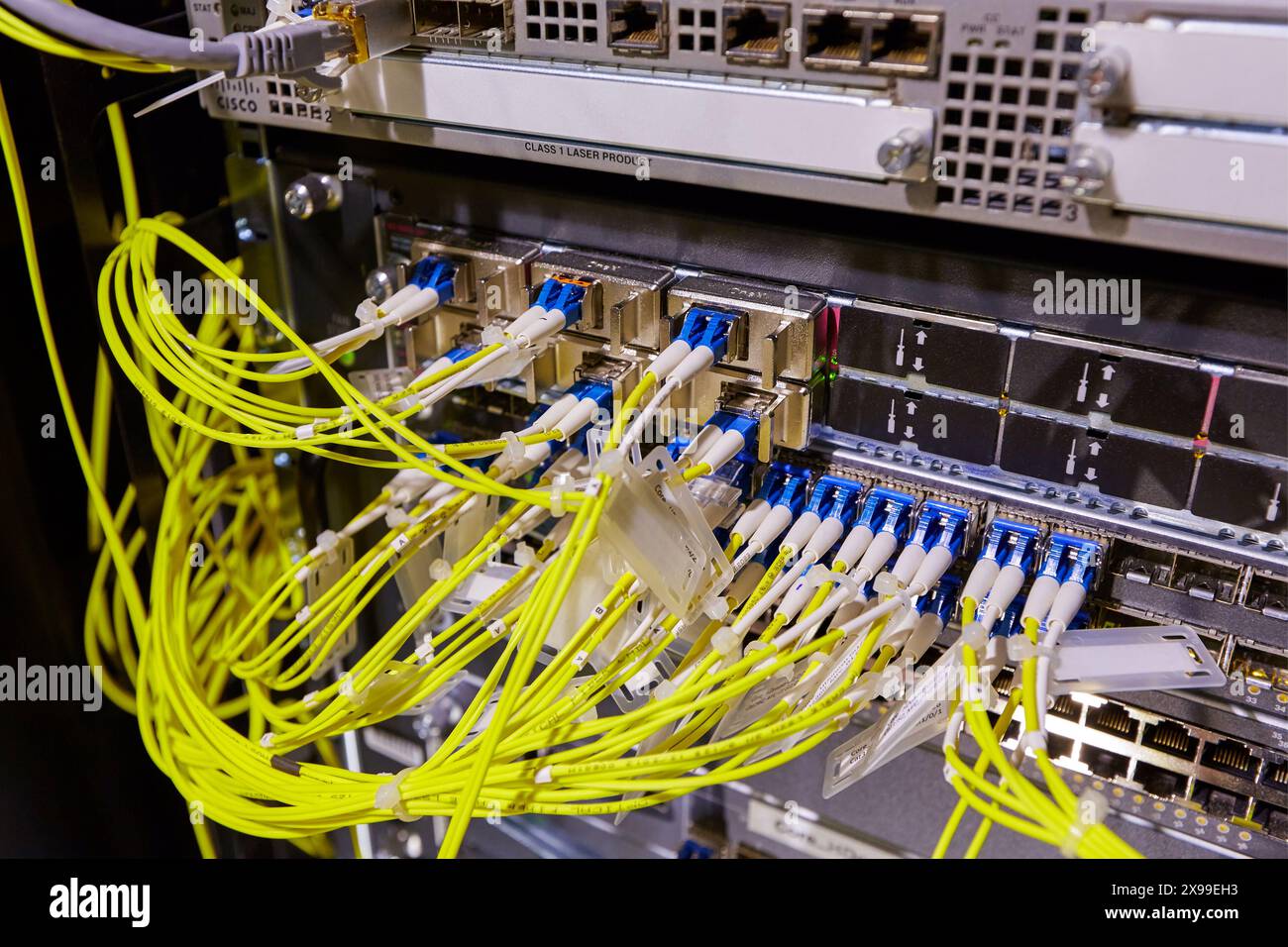 Connessioni a fibre ottiche, Data Processing Center, Dipartimento dei server informatici in rastrelli, ospedale Donostia, San Sebastian, Gipuzkoa, Paesi Baschi, Spagna. Foto Stock