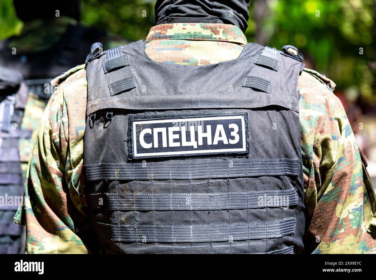 Soldato delle forze speciali russe in armatura corpo. Iscrizione: Forze speciali Foto Stock