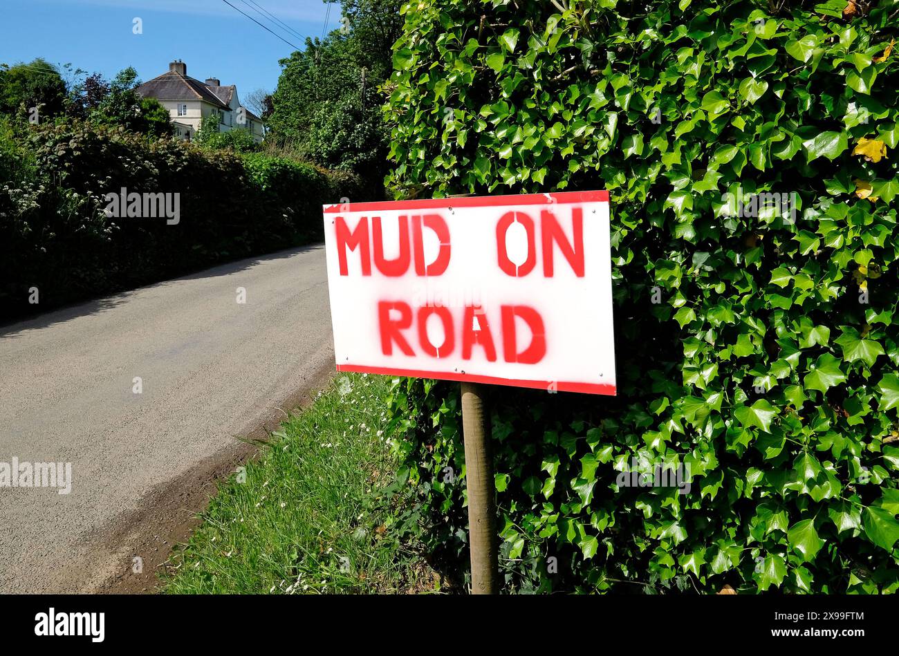 cartello fango sulla strada, corsia di campagna vicino a bideford, a nord di devon, inghilterra Foto Stock