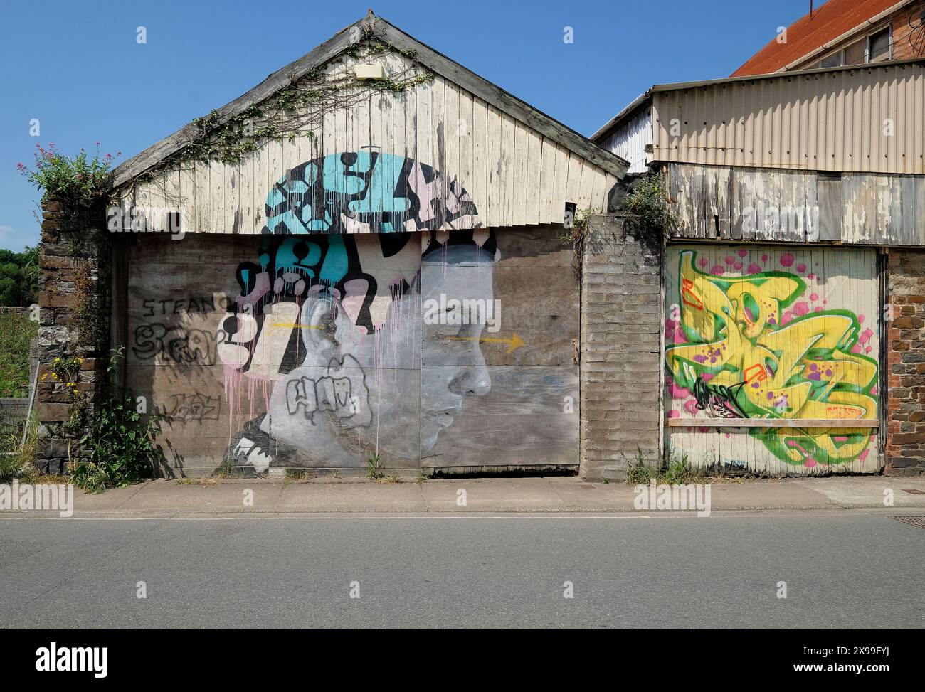 graffiti su un vecchio edificio abbandonato, bideford, nel nord del devon, inghilterra Foto Stock