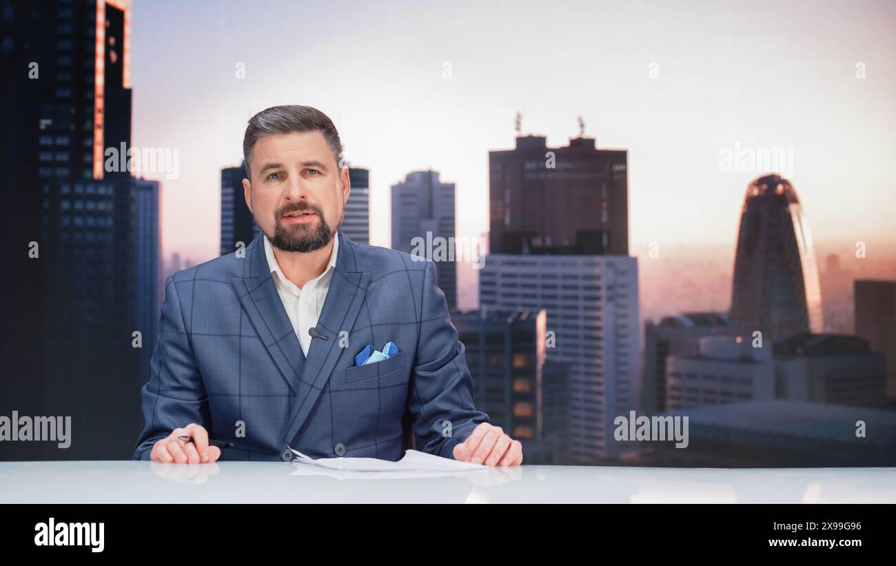 Trasmissione televisiva diurna programma di notizie dal vivo: Carismatico male Anchor Presenter Reporting. Canale televisivo via cavo Anchorman host Talks. Network Broadcast Newsroom Studio Mockup. Foto Stock