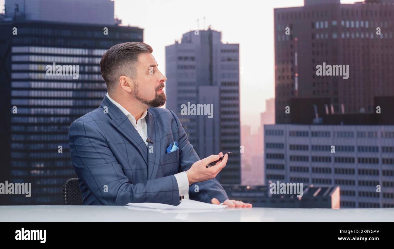 Programma di notizie dal vivo durante il giorno del talk show televisivo: Presentazione dell'ancoraggio maschile, visualizzazione dei gesti. Canale televisivo via cavo Anchorman host Talks. Network Broadcast Newsroom Studio Mockup. Foto Stock