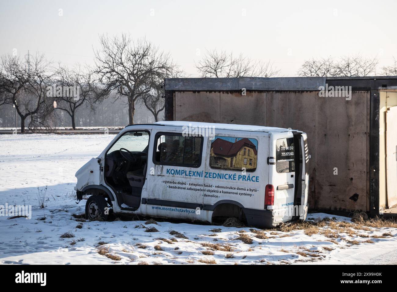 PROSTREDNI SUCHA, REPUBBLICA CECA - 28 GENNAIO 2017: Furgone bianco stradale Renault danneggiato abbandonato vicino ai garage inquinando i dintorni di Prostredni Foto Stock