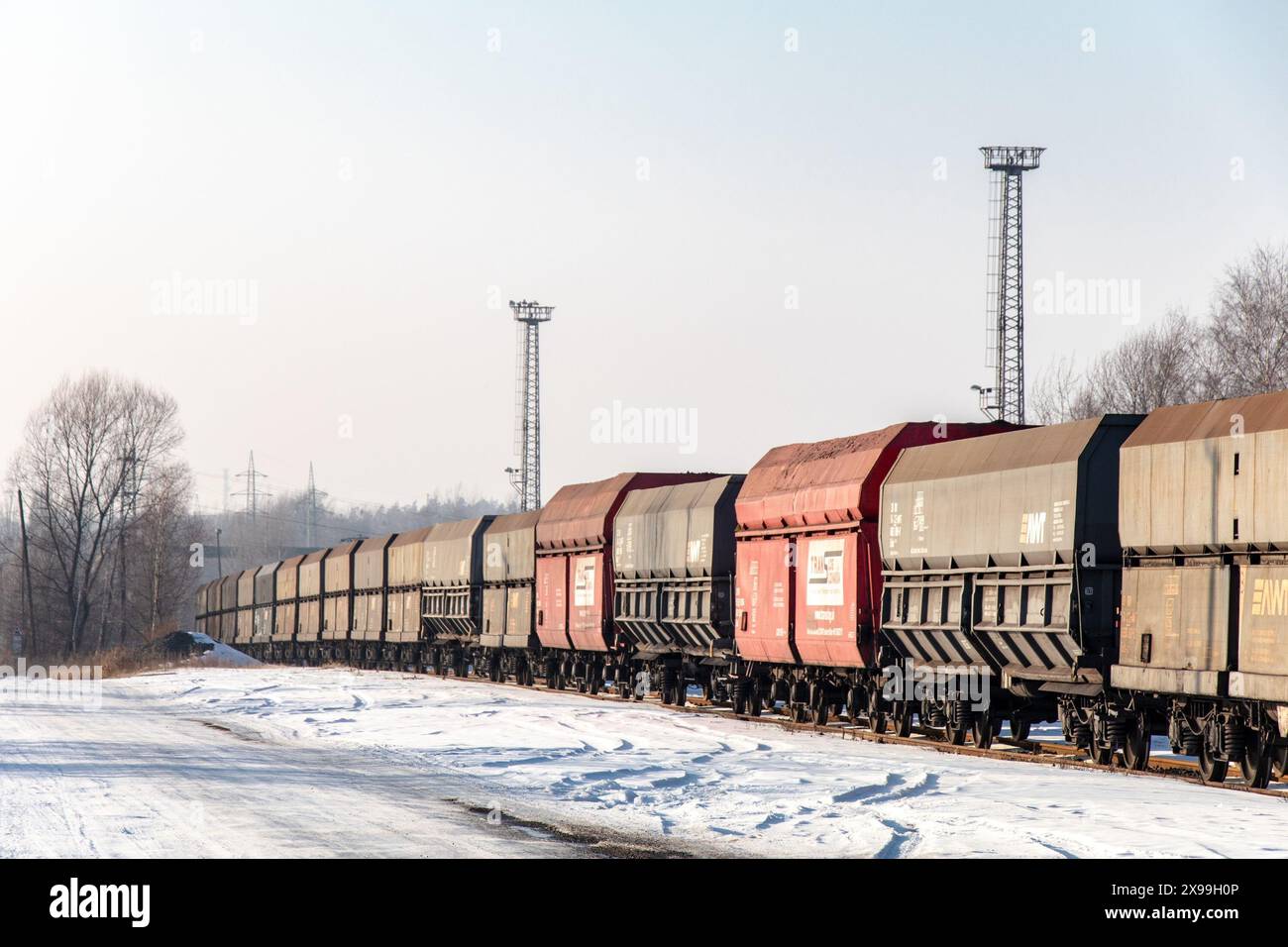 PROSTREDNI SUCHA, REPUBBLICA CECA - 28 GENNAIO 2017: Treno con un sacco di carri cargo di carbone nero in piedi vicino alle miniere OKD nella regione di Karvina in Repubblica Ceca Foto Stock