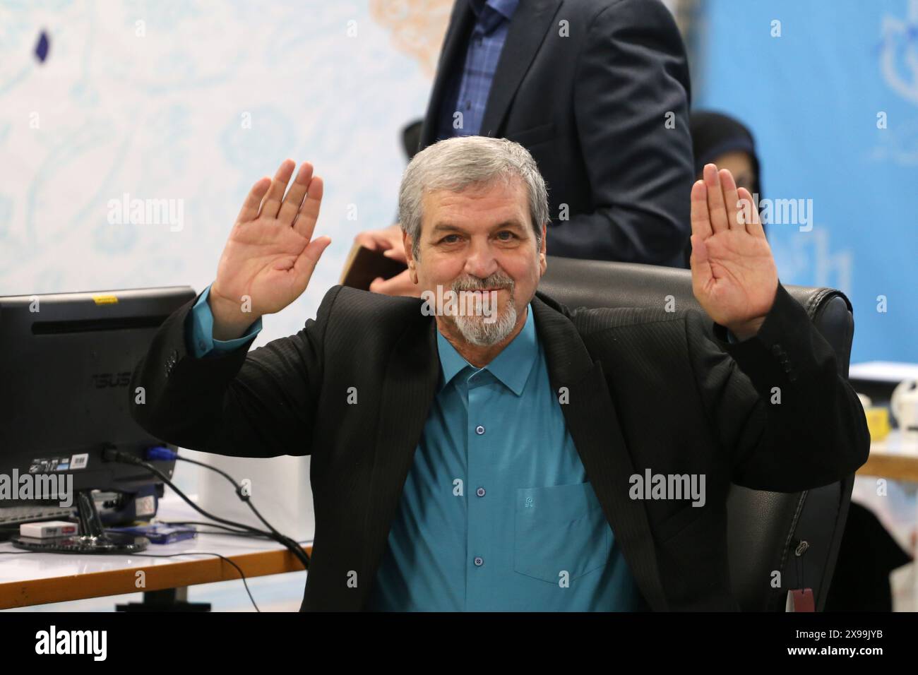 Teheran, Iran. 30 maggio 2024. L'ex legislatore iraniano MOSTAFA KAVAKEBIAN, segretario generale di Mardomsalari, o Partito della democrazia, ondeggia mentre registra il suo nome come candidato alle elezioni presidenziali del giugno 28 presso il ministero dell'interno di Teheran. L'Iran ha aperto un periodo di registrazione di cinque giorni giovedì per i speranzosi che vogliono candidarsi alle elezioni presidenziali per sostituire il defunto Ebrahim Raisi, che è stato ucciso in un incidente in elicottero all'inizio di questo mese con altri sette. Crediti: ZUMA Press, Inc./Alamy Live News Foto Stock