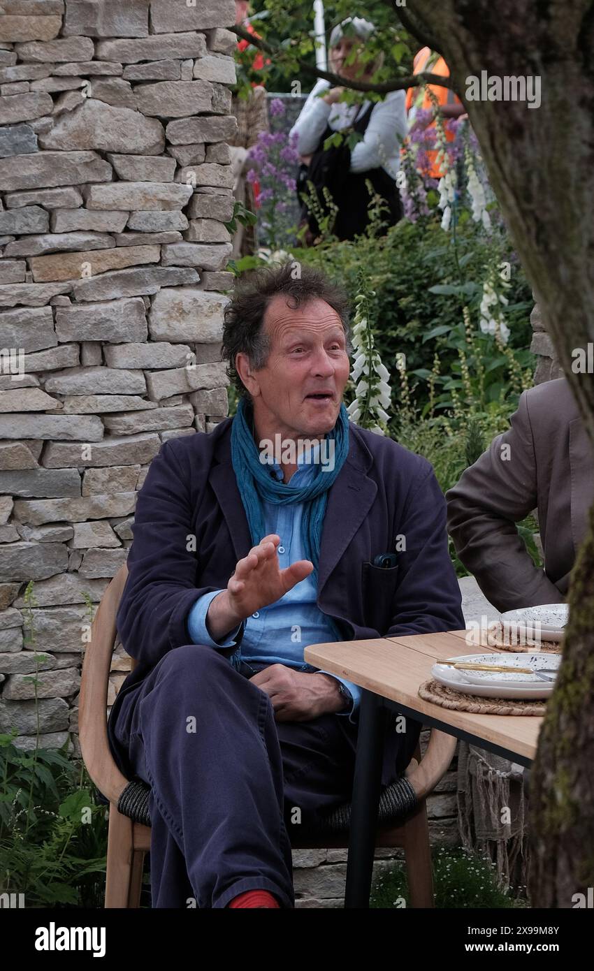 Monty Don, presentatore del mondo dei giardinieri, che filma in uno dei giardini dello spettacolo al Chelsea Flower Show Foto Stock