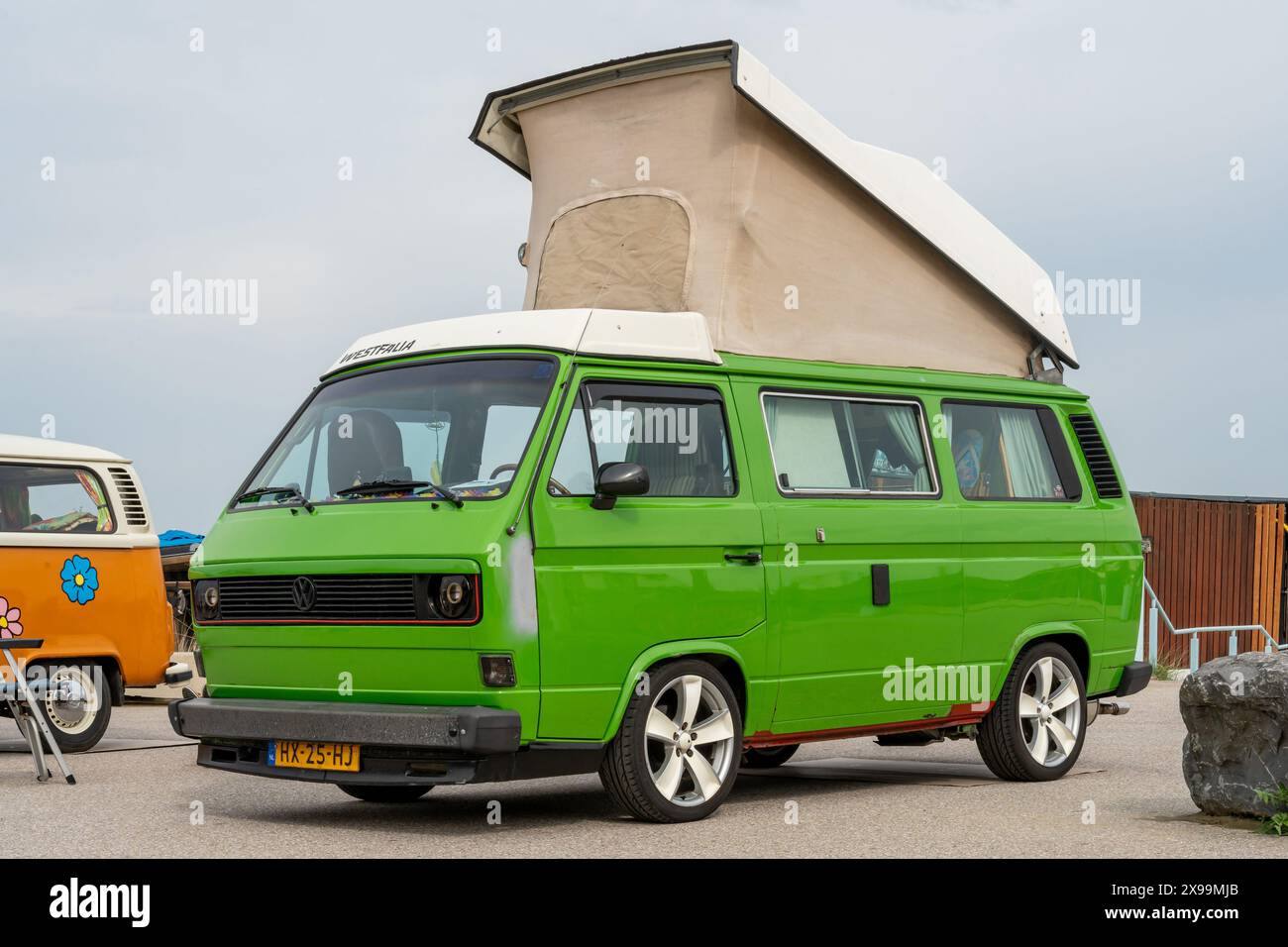 Scheveningen, Paesi Bassi, 26.05.2024, retro Volkswagen Transporter camper dal 1982 con tenda sul tetto al salone delle auto classiche raffreddate ad aria Foto Stock