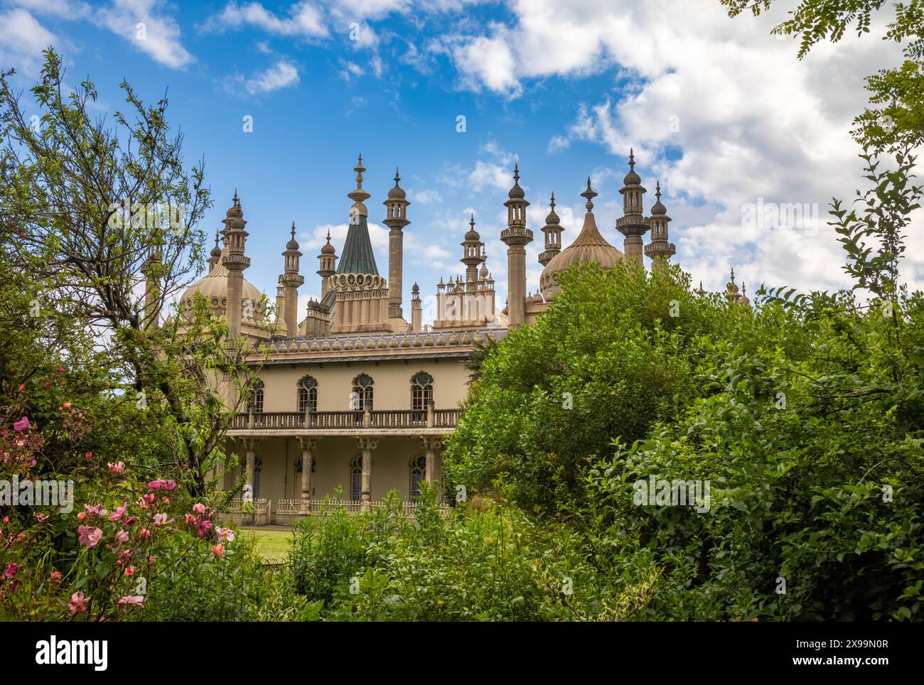 Il Brighton Pavilion o Royal Pavilion, un'ex residenza reale vista nei suoi giardini a Brighton, East Sussex, Regno Unito Foto Stock