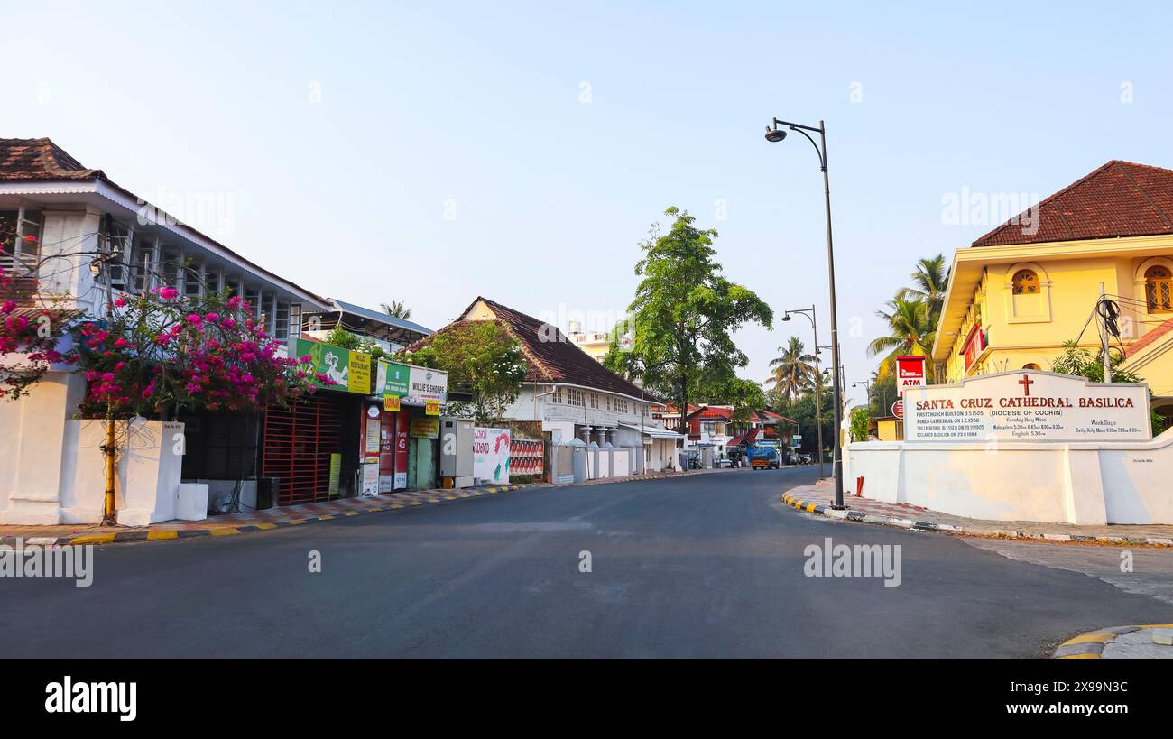 Case piastrellate e Chiesa di Santa Cruz, Kochi, Kerala, India. Foto Stock