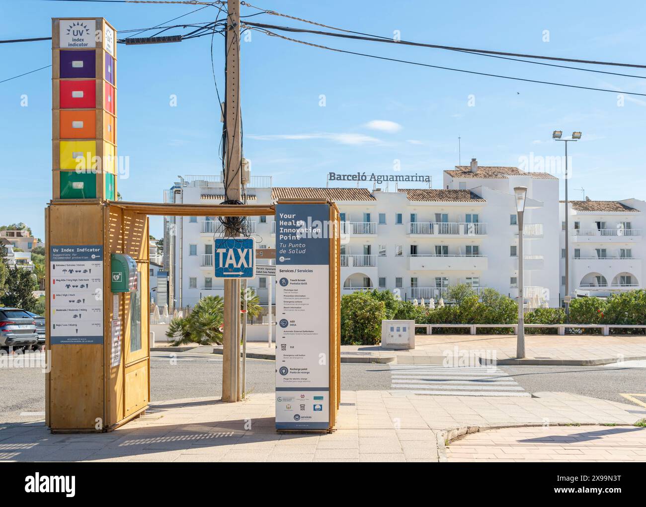 Cala d'Or, Spagna; 04 maggio 2024: Punto di controllo sanitario delle radiazioni ultraviolette solari e defibrillatore cardiaco nella località turistica di Cala d'Or Foto Stock