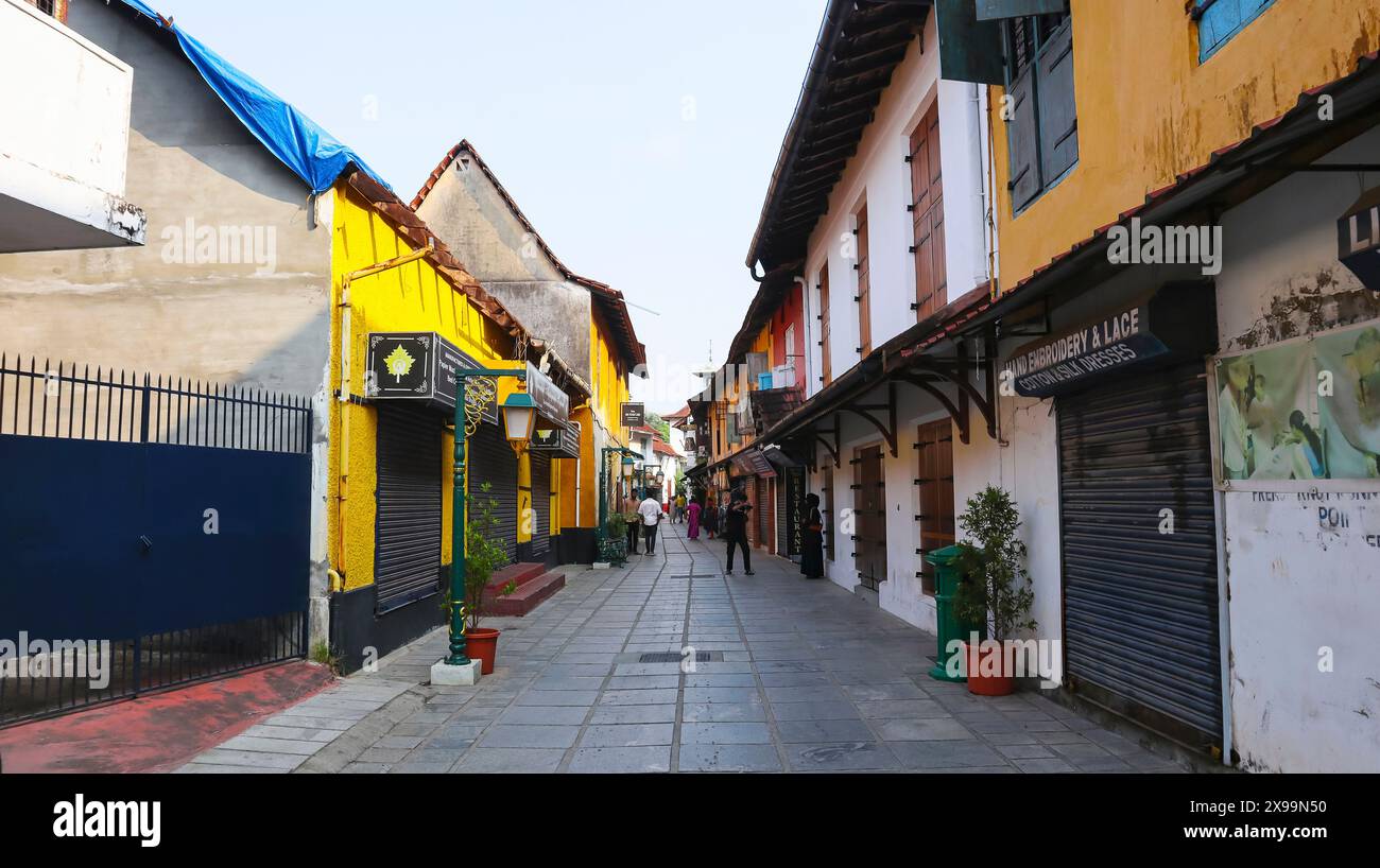 Vista mattutina di Jew Town Street, case costruite da ebrei, Fort Kochi, Kerala, India. Foto Stock