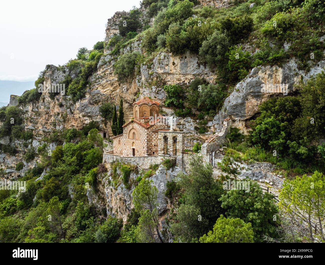 St Chiesa di Michele, chiesa bizantina a Berat da un drone, fiume Osum, Albania, Europa Foto Stock