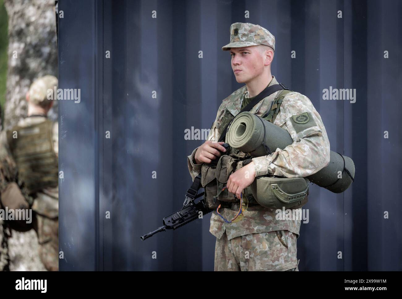 Einlitauischer Soldat der Reserve waehrend der Ausbildung, aufgenommen in Rudninkai, 28.05.2024. Rudninkai Litauen *** militare di riserva lituano durante l'addestramento, fotografato a Rudninkai, 28 05 2024 Rudninkai Lituania Copyright: xJulianexSonntagxphotothek.dex Foto Stock