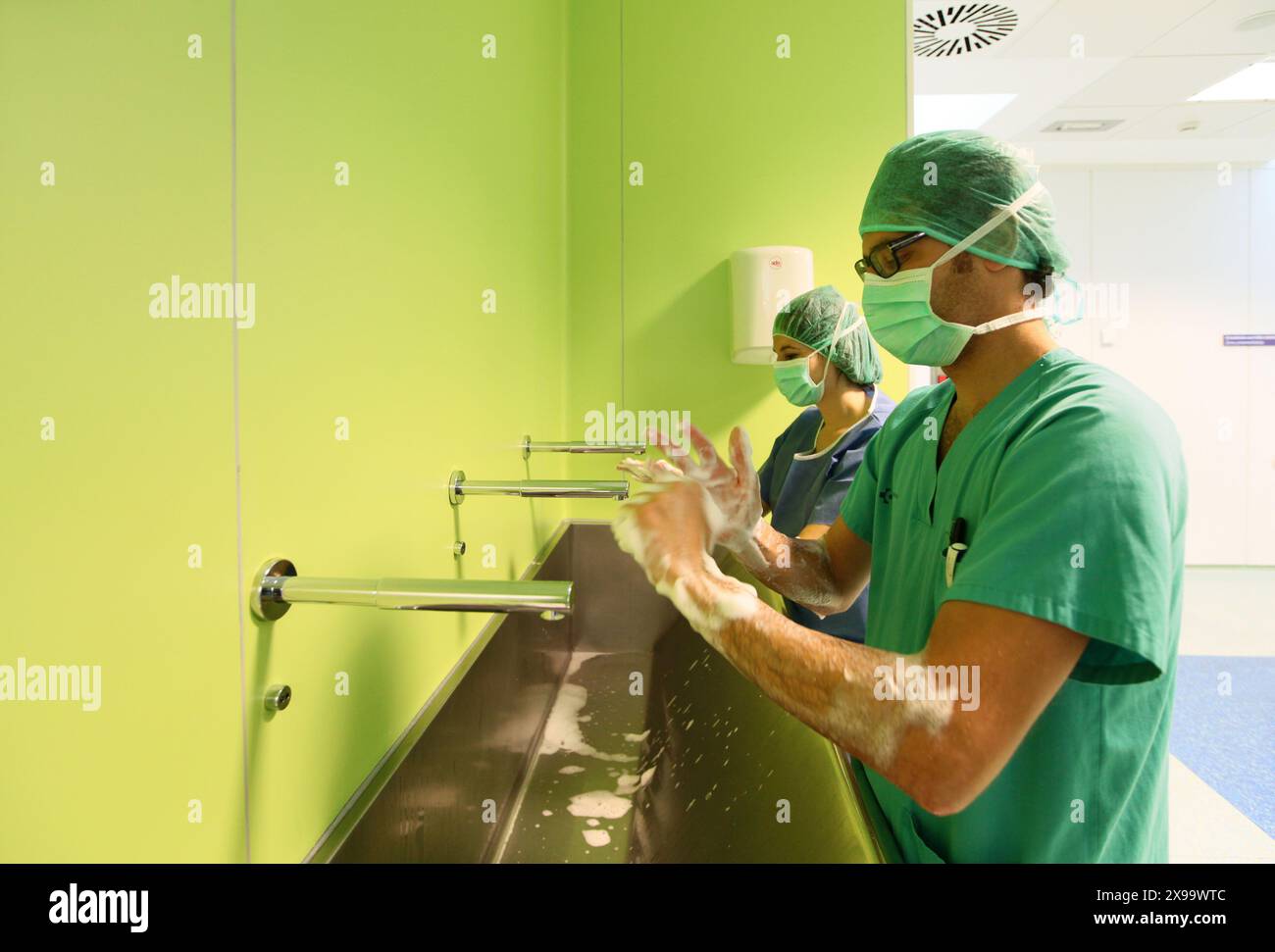 Scrub chirurgico, Chirurgia di emergenza generale, sala operatoria, ospedale Donostia, San Sebastian, Donostia, Gipuzkoa, Paesi Baschi, Spagna. Foto Stock