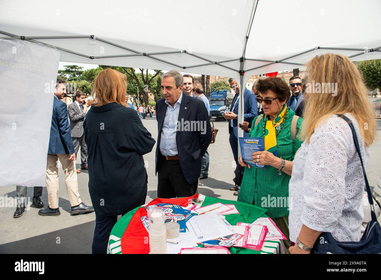 Segreteria romana di forza Italia in Piazza dei Cinquecento con un gazebo per raccolta firme sulla sicurezza di termini e l'Esquilino - Roma, Italia - nella foto Maurizio Gasparri al gazebo a termini - Giovedì 30 maggio 2024 (foto Valentina Stefanelli / LaPresse) Segreteria romana di forza Italia in Piazza dei Cinquecento con gazebo per raccogliere le firme sulla sicurezza di termini e dell'Esquilino - Roma, Italia - nella foto Maurizio Gasparri davanti al gazebo di termini - giovedì 30 maggio 2024 (foto Valentina Stefanelli / LaPresse) Foto Stock