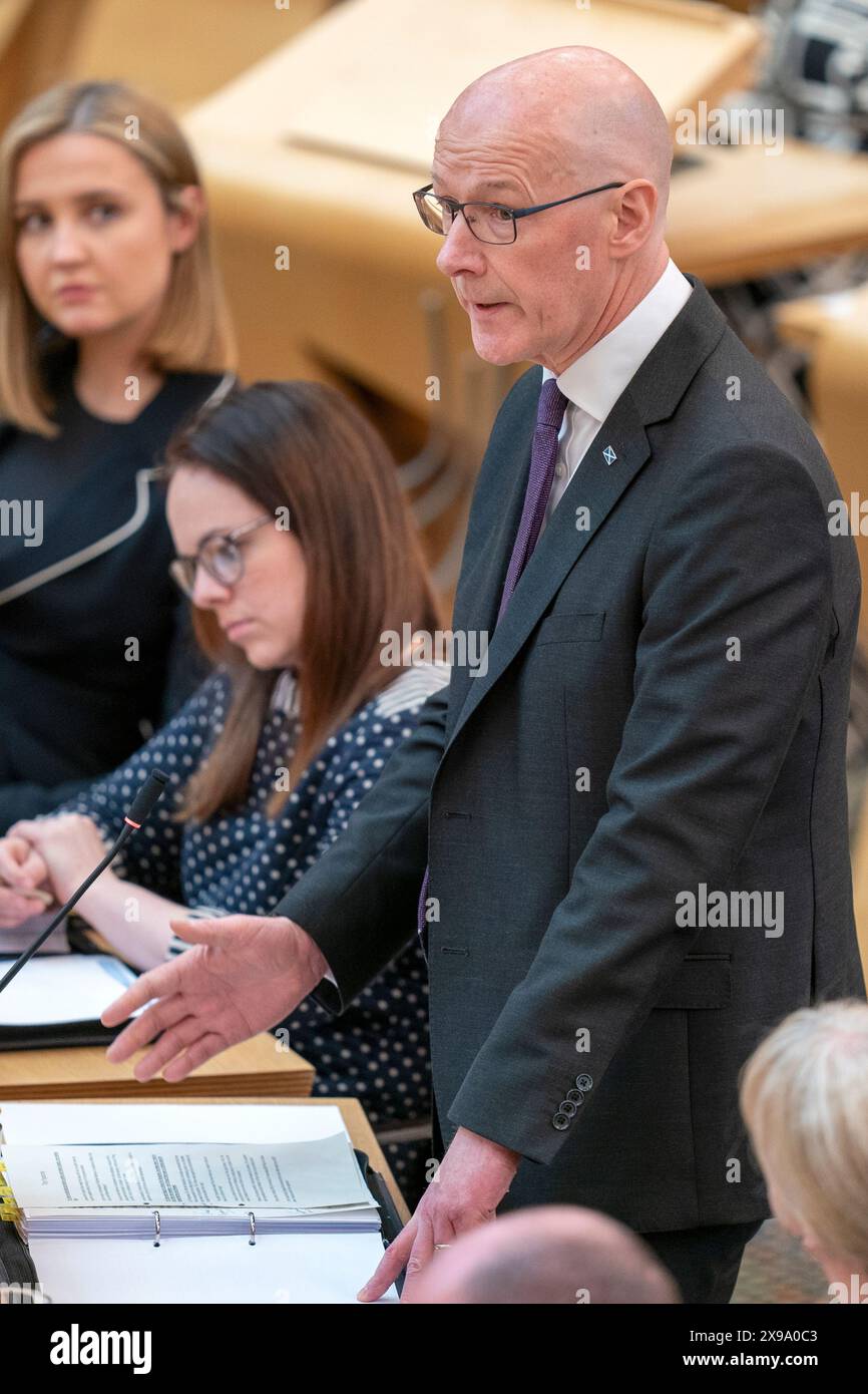 Il primo ministro scozzese John Swinney parla durante le domande del primo ministro al Parlamento scozzese a Holyrood, Edimburgo. Data foto: Giovedì 30 maggio 2024. Foto Stock