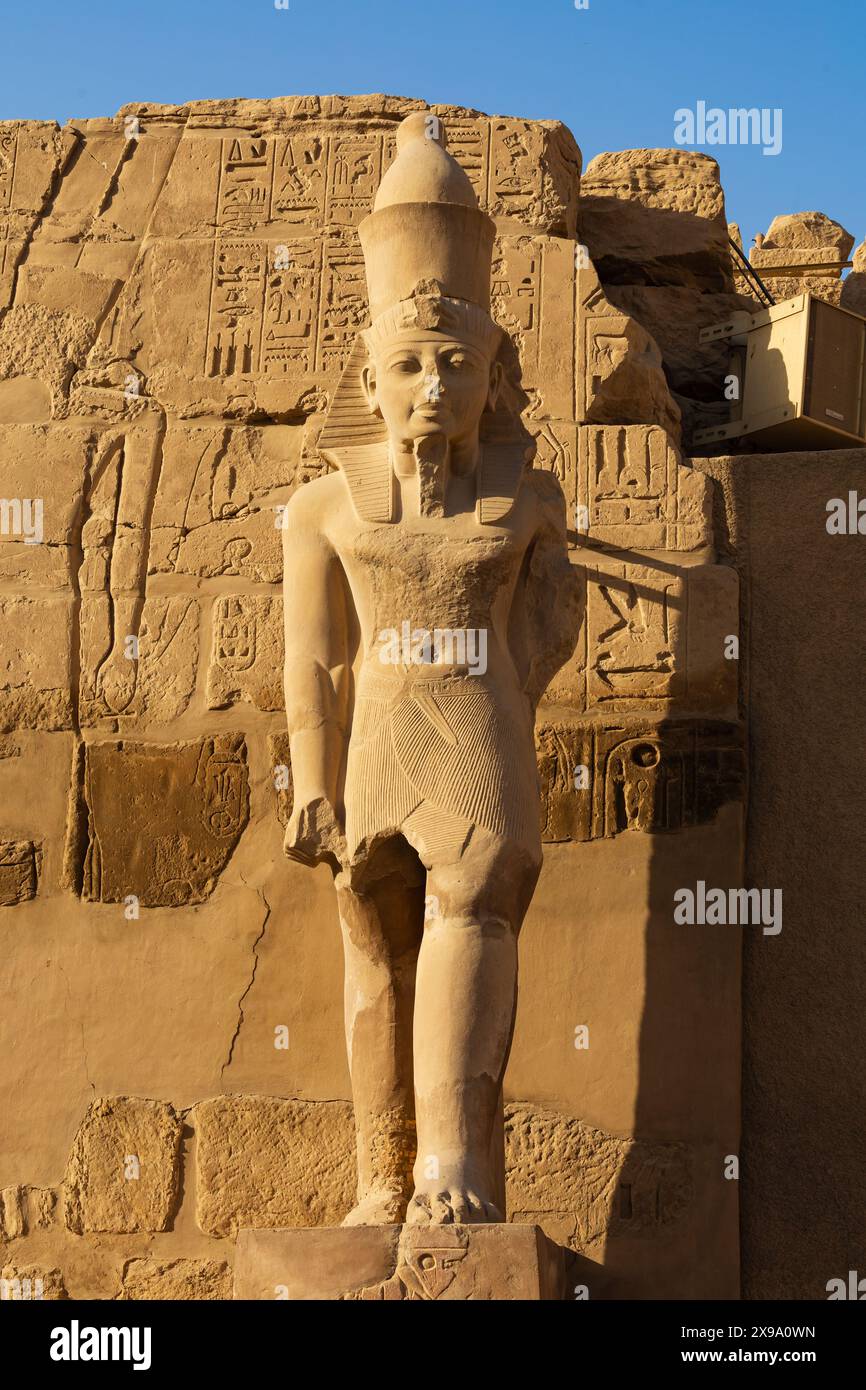 Statua del faraone Re Ramsete III, Tempio di Karnak, Luxor, Egitto Foto Stock