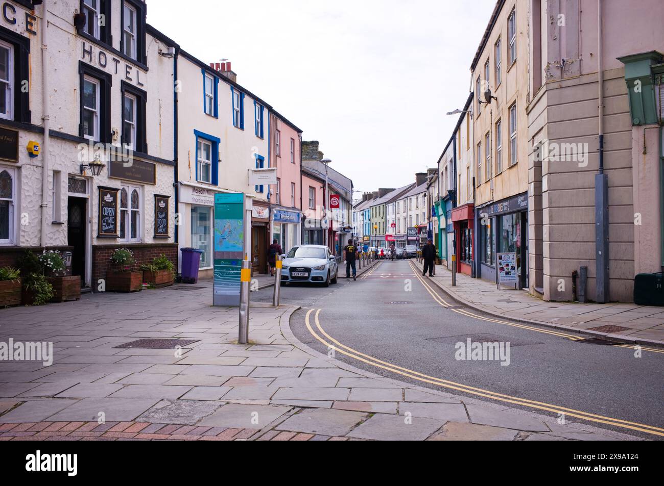 Affacciato su Market Street a Holyhead, ad Anglesey, in Galles Foto Stock