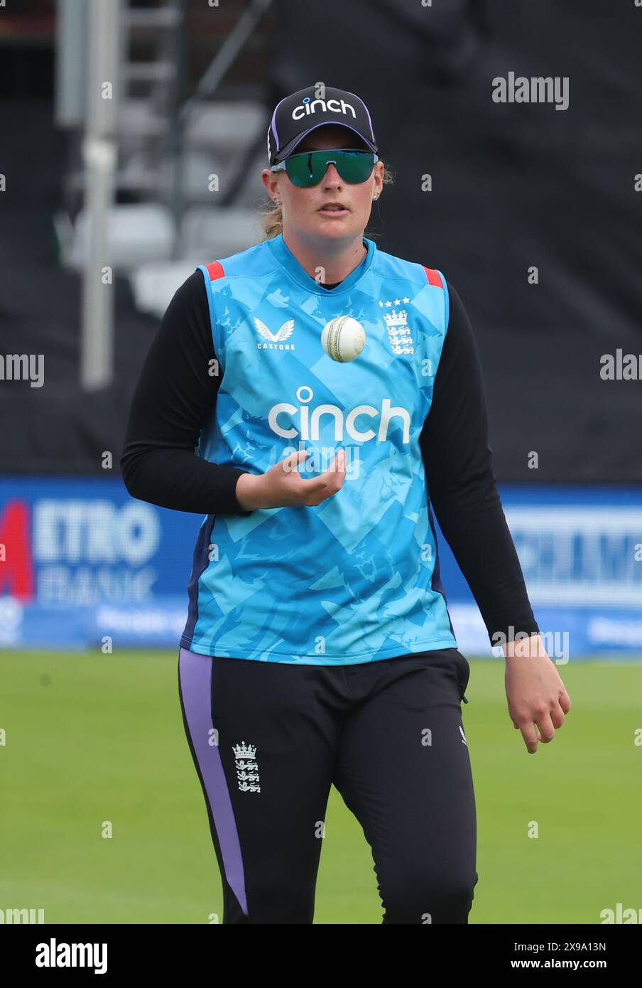 Chelmsford, INGHILTERRA - MAGGIO 29: Sophie Ecclestone delle donne inglesi durante la serie ODI della Metro Bank tra Inghilterra e Pakistan presso la Cloud County Grou Foto Stock