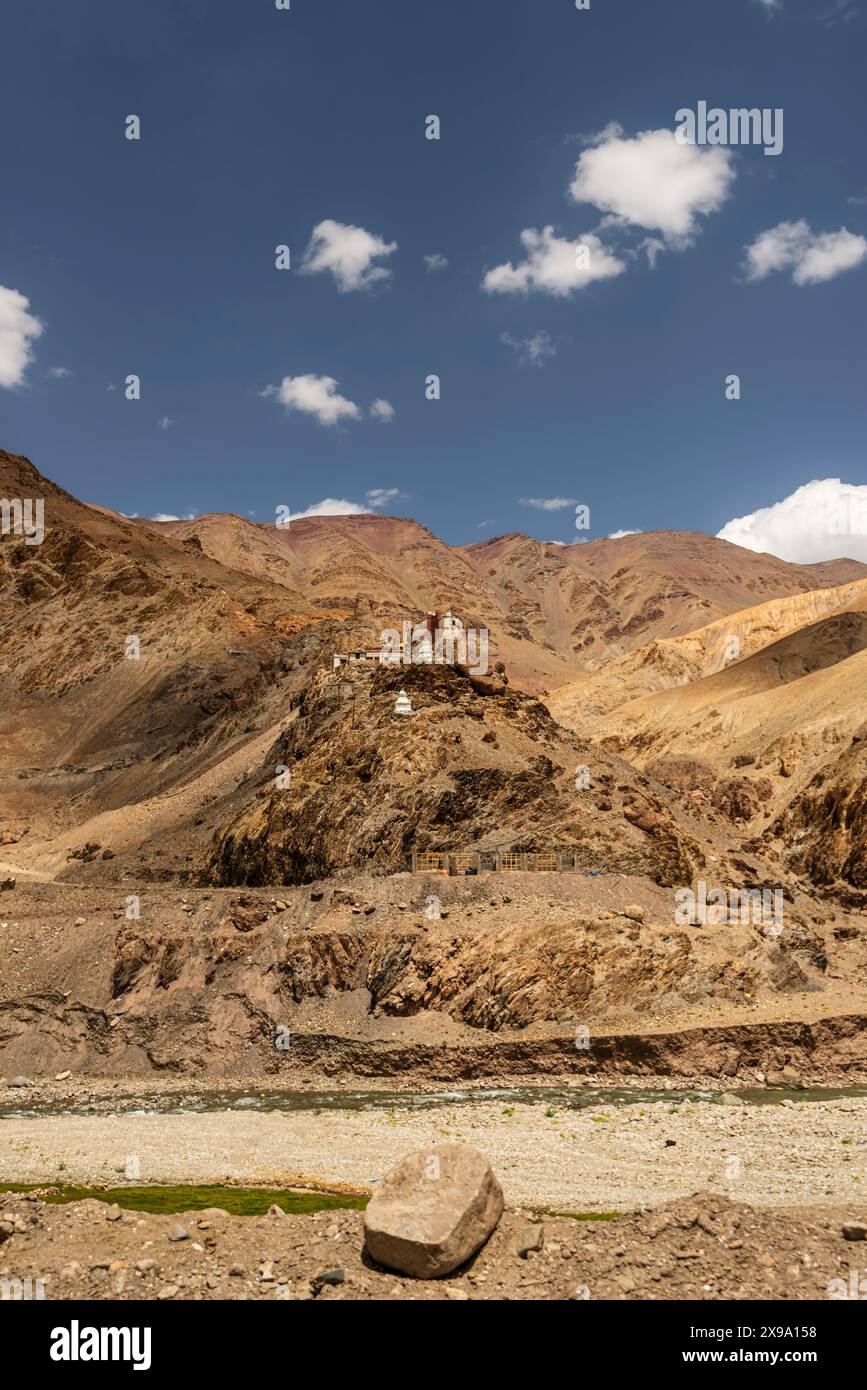 Monastero di Gya, visibile dalla Leh-Manali Highway / Keylong-Leh Road, a Gya, Ladakh, India. Foto Stock