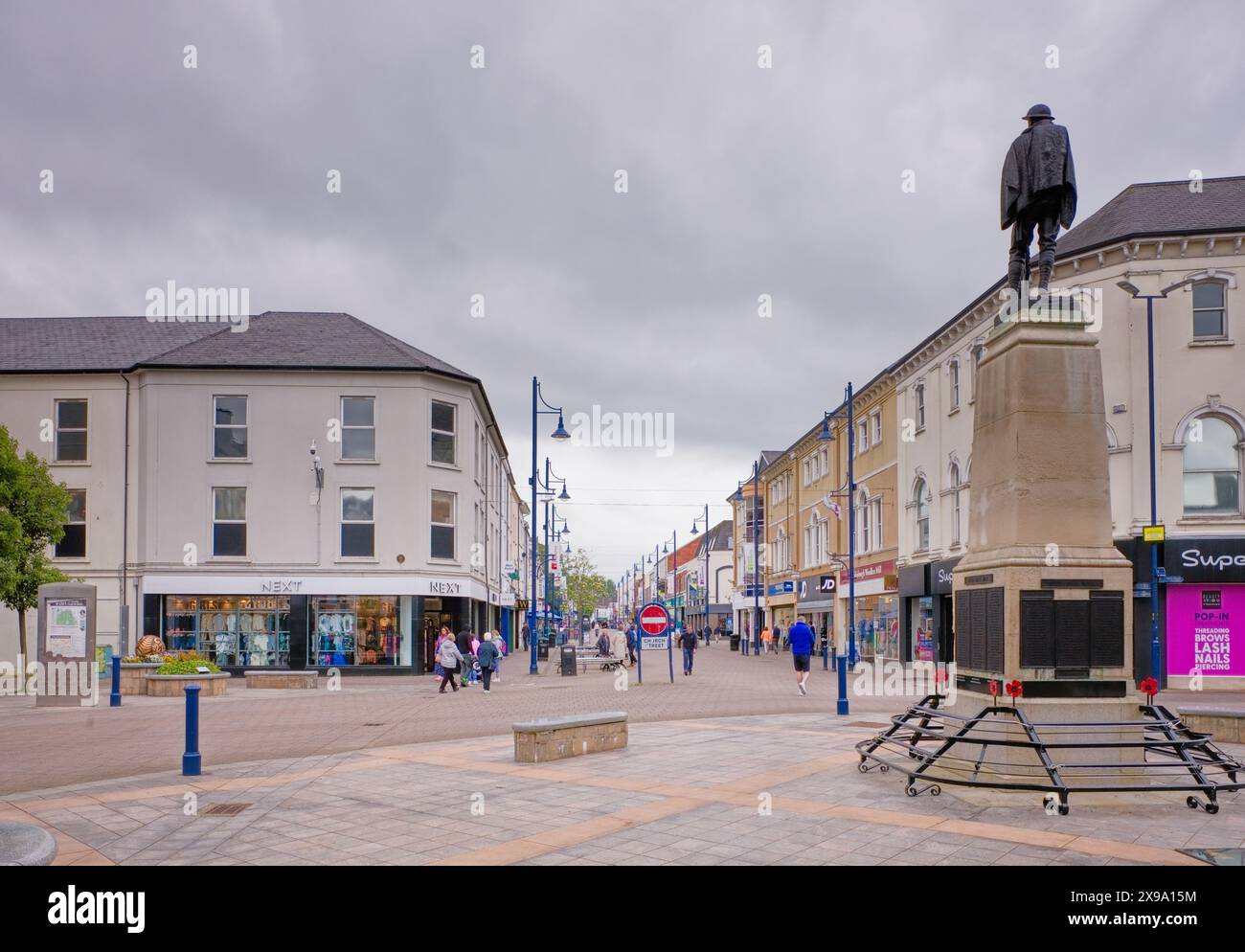 Guardando verso Church Street dal memoriale di guerra a Coleraine, Irlanda del Nord Foto Stock