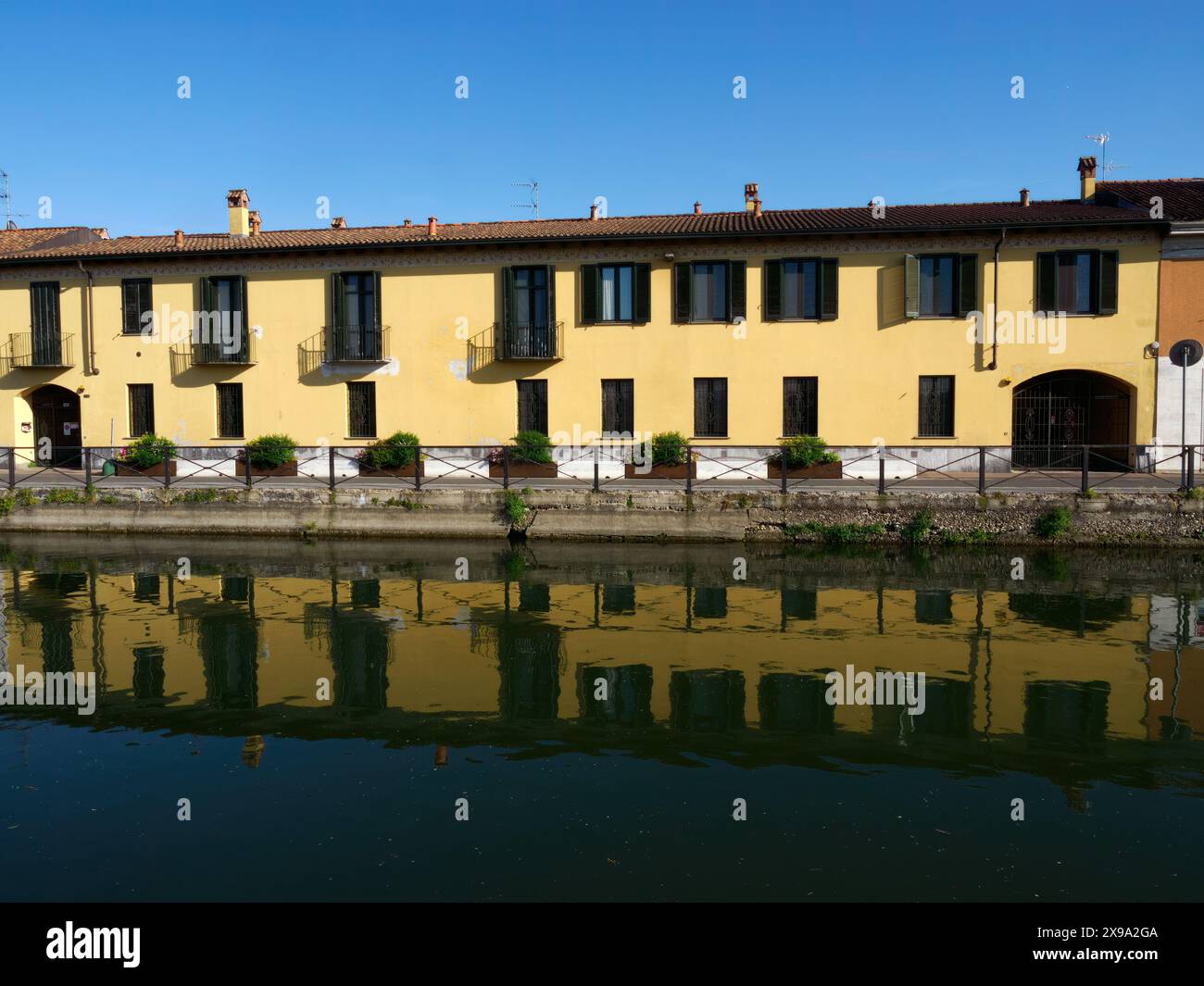 Edifici storici lungo il Naviglio grande a Gaggiano, provincia di Milano, Lombardia, Italia Foto Stock