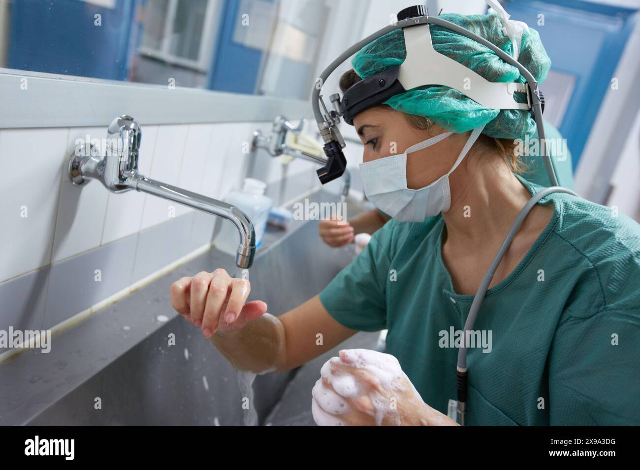 Scrub chirurgico, lavaggio delle mani, sala operatoria, Chirurgia, ospedale Donostia, San Sebastian, Gipuzkoa, Paesi Baschi, Spagna. Foto Stock