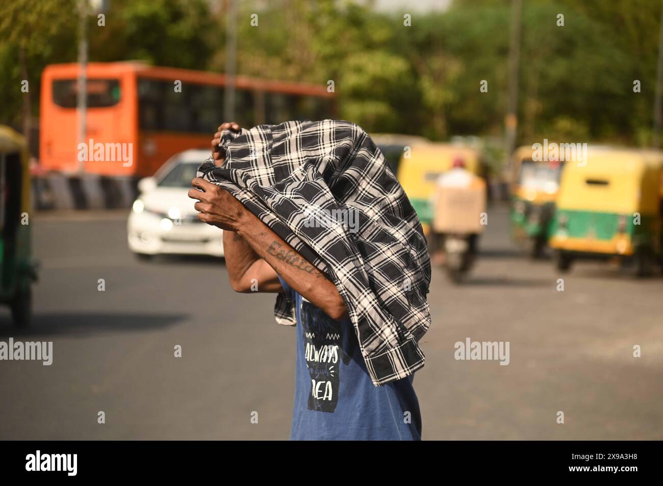 Delhi, nuova Delhi, India. 30 maggio 2024. Un uomo si copre il viso con un panno per salvarsi dalle ondate di calore in corso, in una calda giornata estiva a nuova Delhi, India, il 30 maggio 2024 (Credit Image: © Deep Nair/ZUMA Press Wire) SOLO PER USO EDITORIALE! Non per USO commerciale! Foto Stock