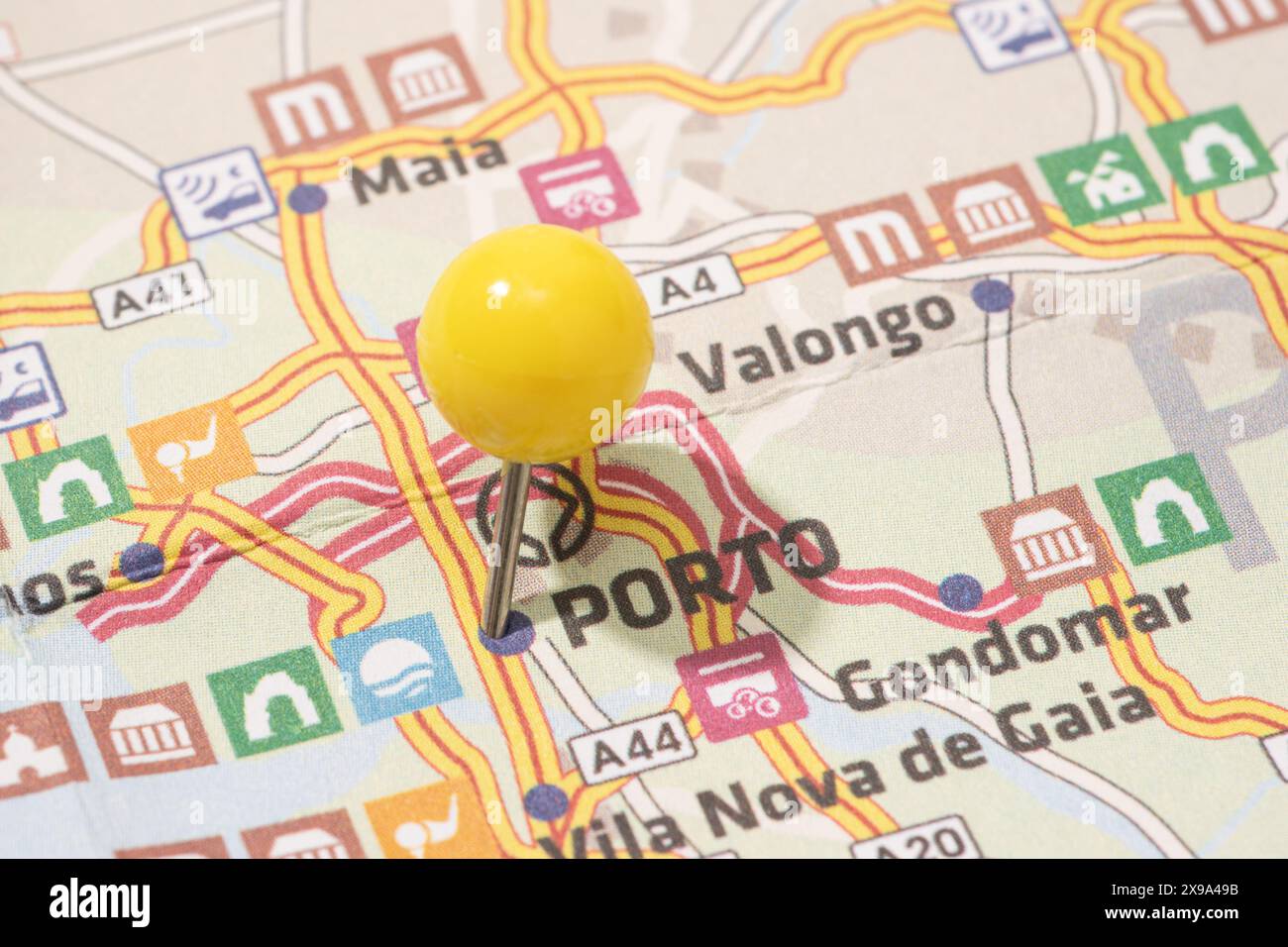 Il tocco è stato fissato sulla città di Porto su una mappa del Portogallo Foto Stock