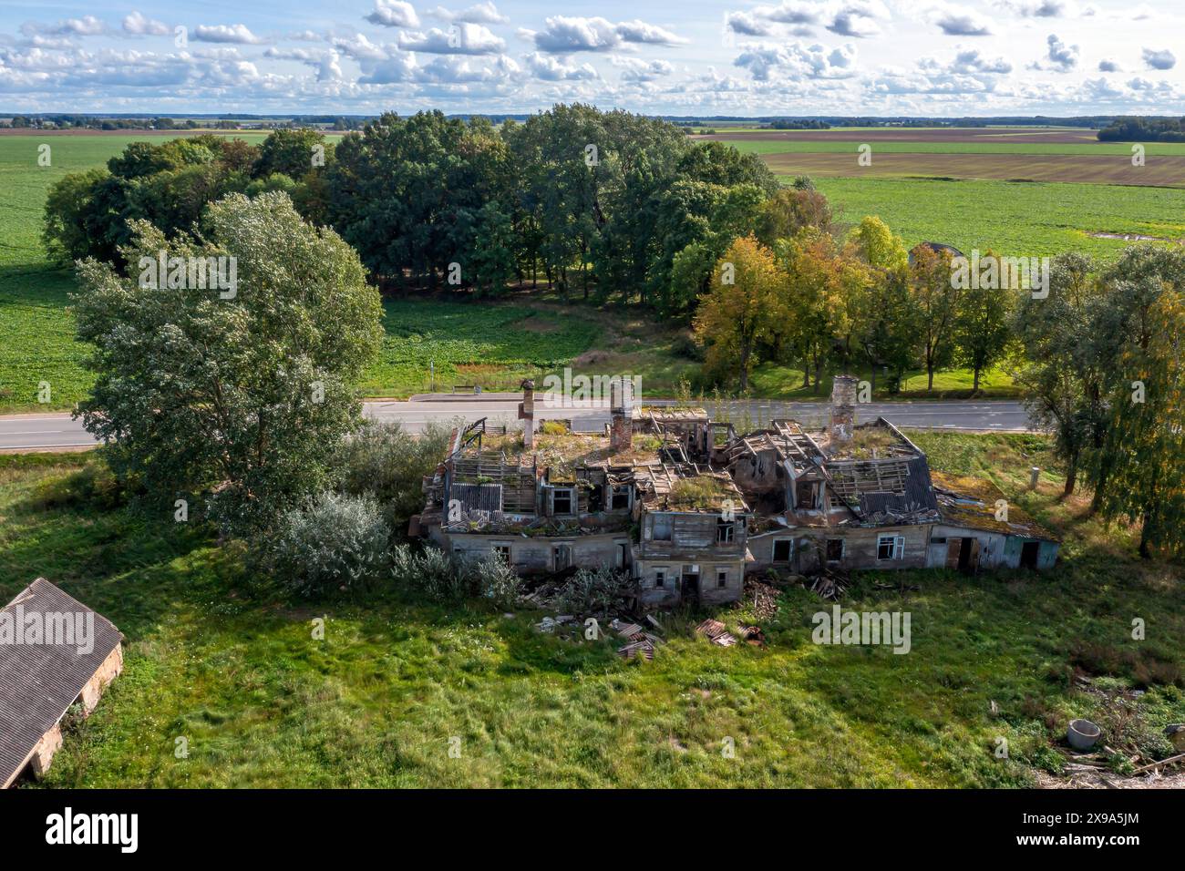 Rovine di una casa distrutta nel villaggio. Vista dall'alto. Foto Stock