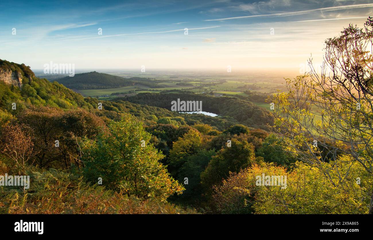 Vista sul North Yorkshire, con il lago Gormire, la White Stone Cliff e Hood Hill Foto Stock