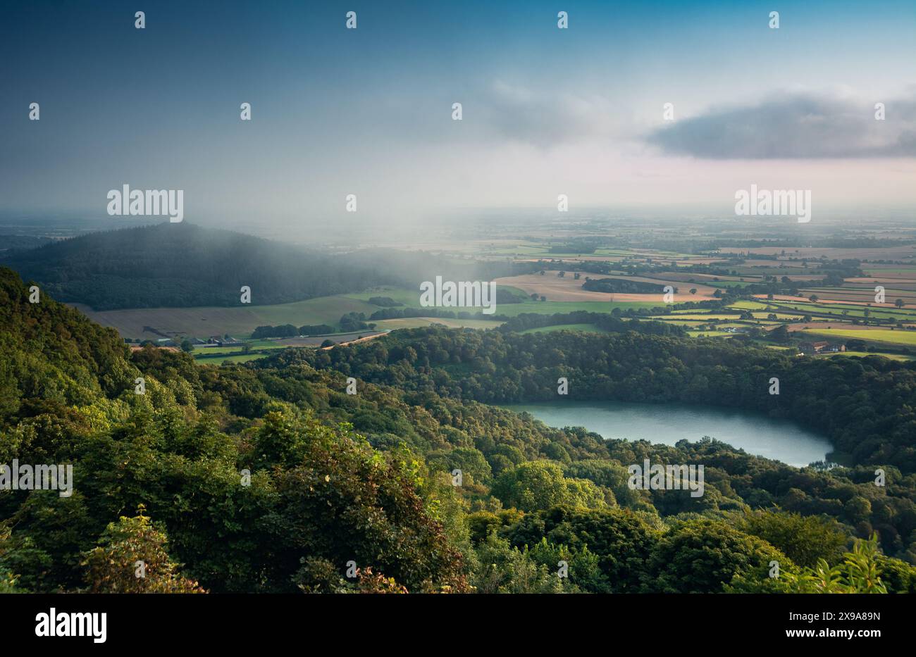 Vista sul lago Gormire, Sutton Bank, North Yorkshire Foto Stock