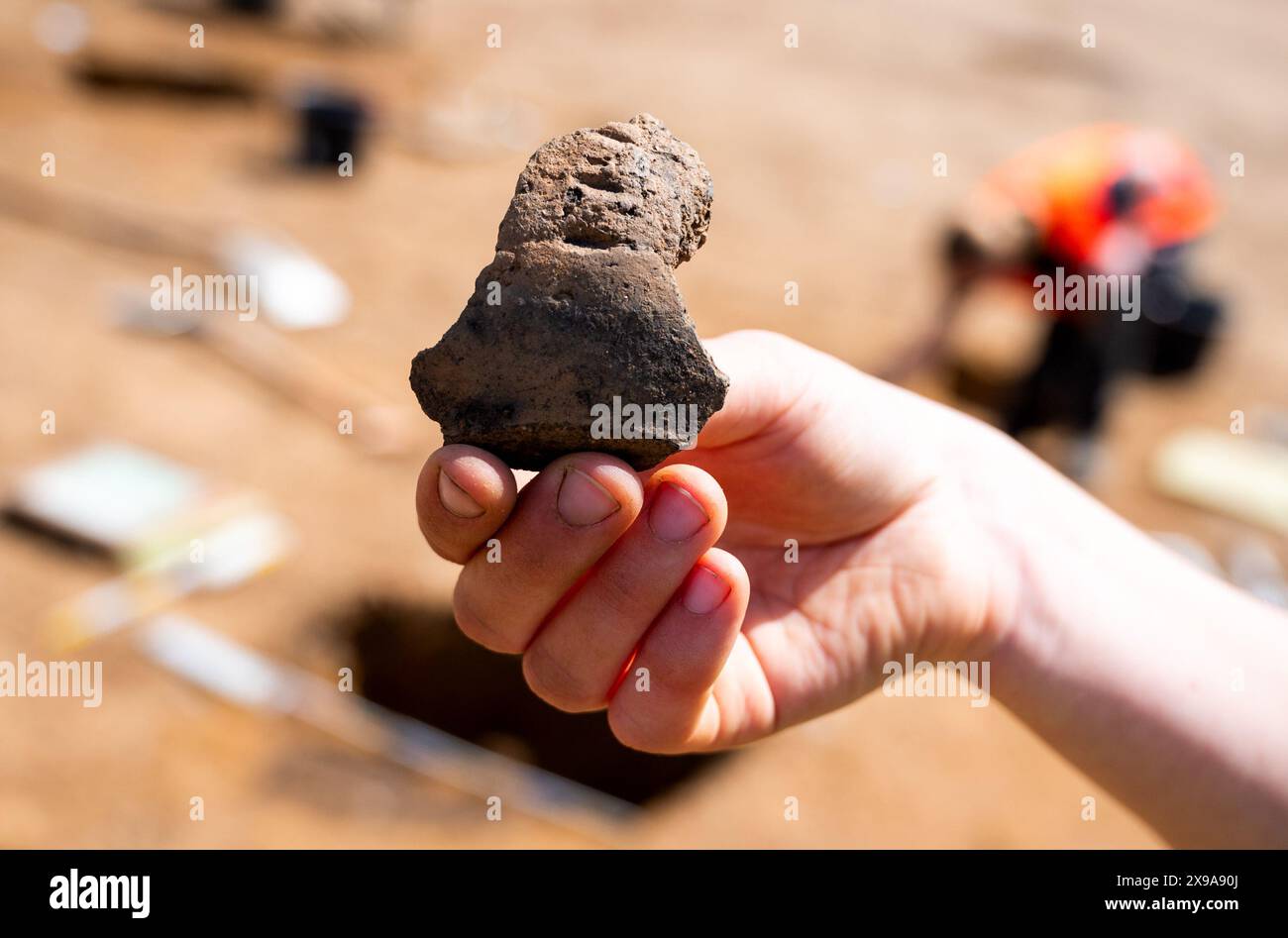 Hohenwestedt, Germania. 30 maggio 2024. ILLUSTRATRION - Un frammento di ceramica dell'età del bronzo è esposto in un cantiere edile. Durante gli scavi, l'Ufficio Archeologico di Stato ha scoperto insediamenti risalenti all'età del bronzo, al periodo imperiale romano e al periodo della migrazione imperiale. Credito: Daniel Bockwoldt/dpa/Alamy Live News Foto Stock