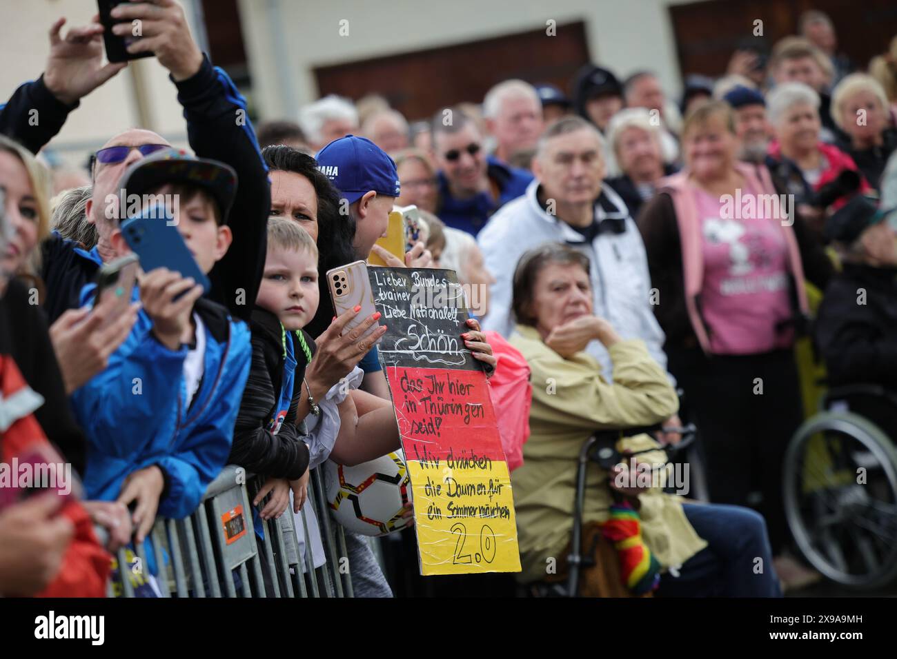 30 maggio 2024, Turingia, Blankenhain: Calcio: Squadra nazionale, preparazione al campionato europeo di casa, campagna tifosi a Blankenhain. Centinaia di tifosi attendono di firmare autografi con il portiere Manuel Neuer e Maximilian Beier come parte di una campagna per tifosi in un supermercato. Foto: Christian Charisius/dpa - NOTA IMPORTANTE: In conformità con le normative della DFL German Football League e della DFB German Football Association, è vietato utilizzare o far utilizzare fotografie scattate nello stadio e/o della partita sotto forma di immagini sequenziali e/o serie di foto video. Foto Stock