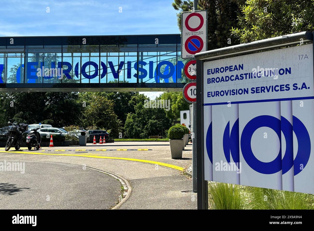 Genf, Svizzera. 28 maggio 2024. Un ponte con la scritta "Eurovision" collega due edifici per uffici dell'Unione europea di radiodiffusione (UER). Crediti: Christiane Oelrich/dpa/Alamy Live News Foto Stock