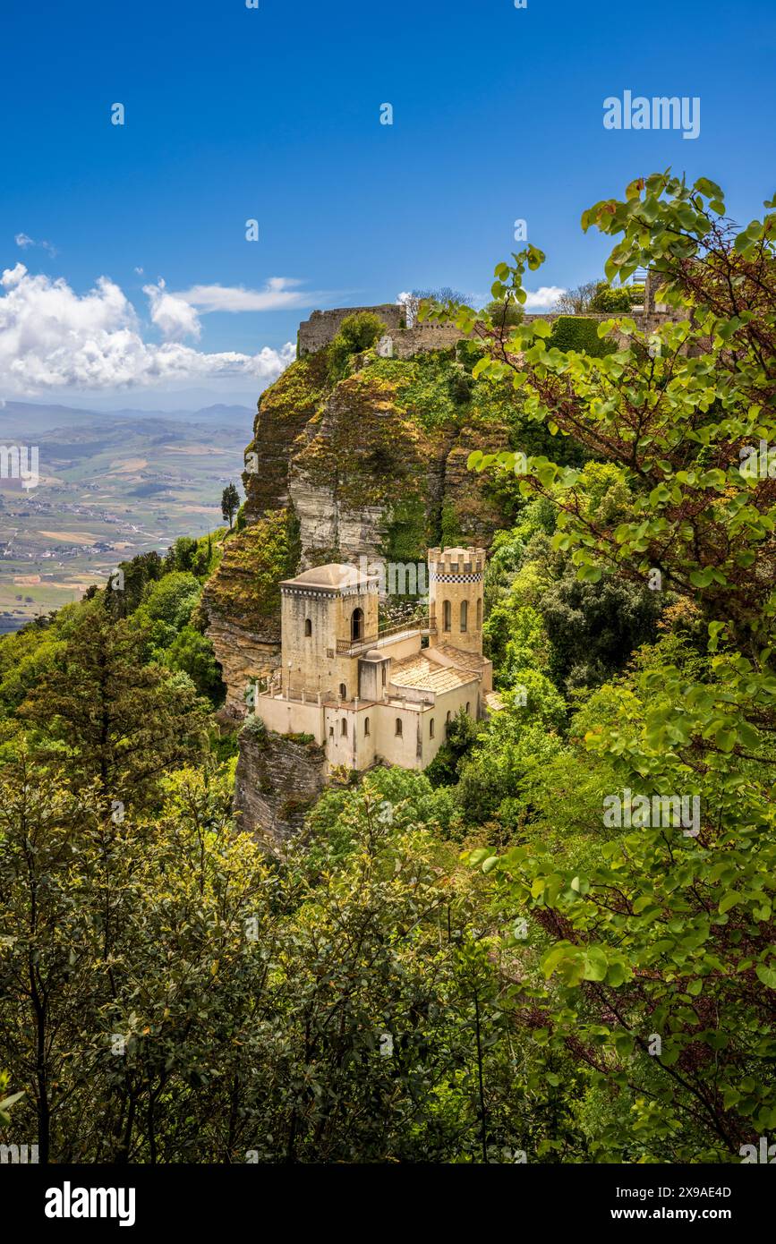 La chiesa di San Giovanni Battista e il Castello di Venere, Erice, Sicilia Foto Stock