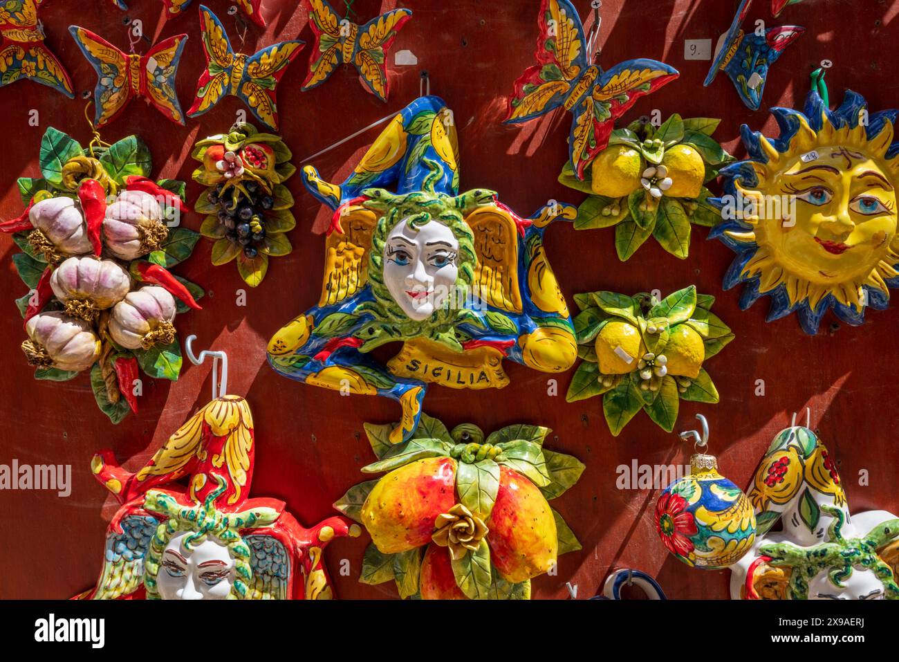 Souvenir decorati con colori, ceramiche siciliane, Erice, Sicilia Foto Stock