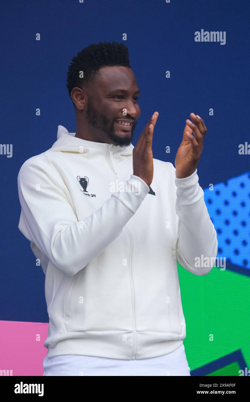 Londra, Regno Unito, 30 maggio 2024. L'Ambasciatore UEFA ed ex centrocampista del Chelsea, Mikel John Obi, si presenta con il trofeo della Champions League mentre apre il UEFA Champions Festival a Trafalgar Square. Il festival si svolge in diversi luoghi della città prima della partita tra il Borussia Dortmund e il Real Madrid nella finale della Champions League del 1° giugno. Credito: Fotografia dell'undicesima ora/Alamy Live News Foto Stock