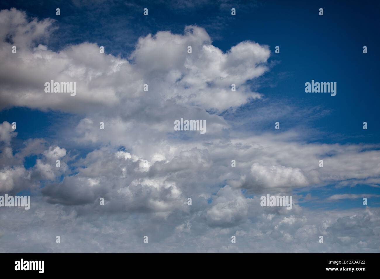CONCETTO AMBIENTALE: Il cielo sopra di noi, una spettacolare formazione di nuvole, soggetto meteorologico, adatto per il posizionamento di prodotti Foto Stock