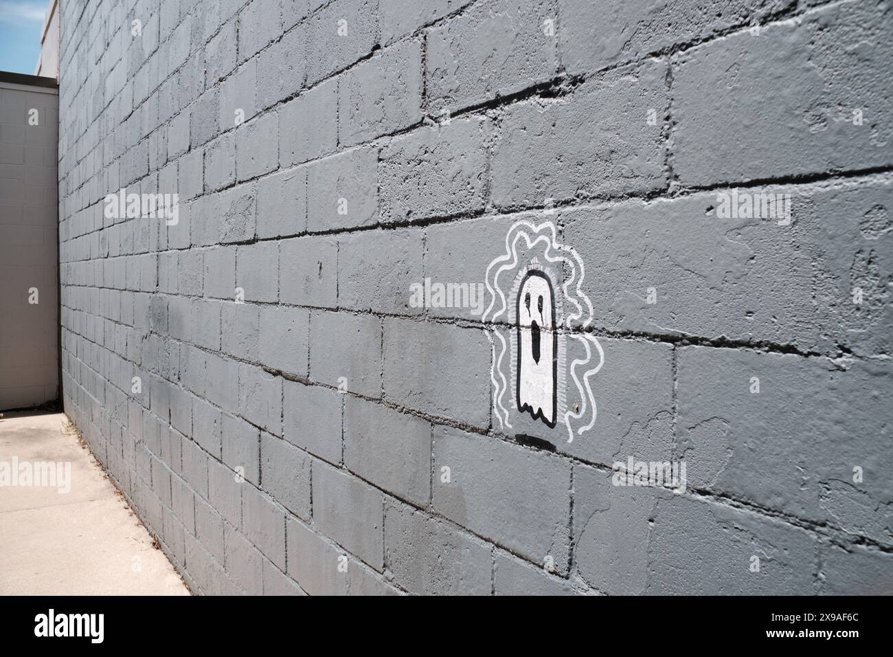 Graffiti fantasma su un muro di mattoni a Port Huron Michigan USA Foto Stock
