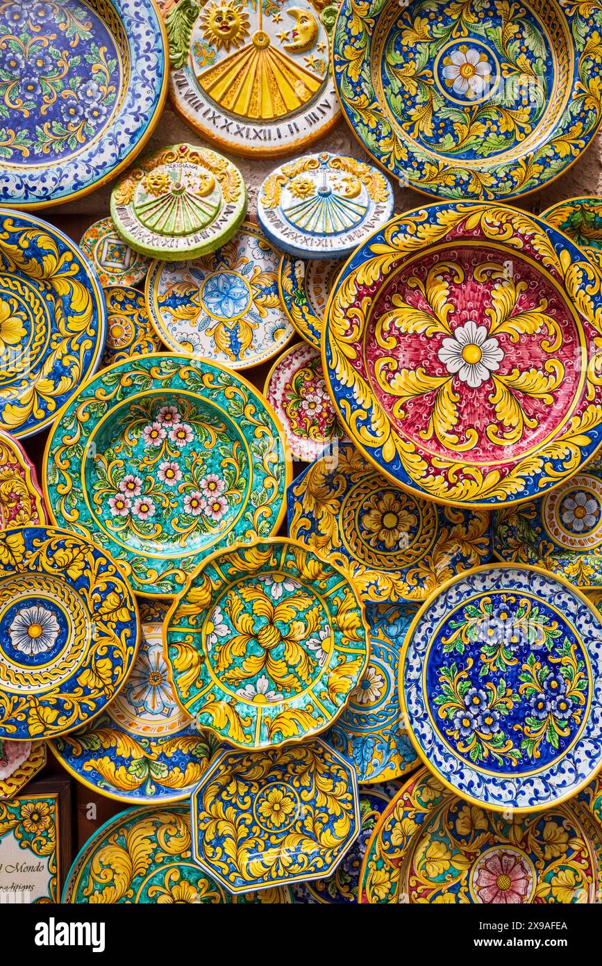 Souvenir decorati con colori, ceramiche siciliane, Erice, Sicilia Foto Stock