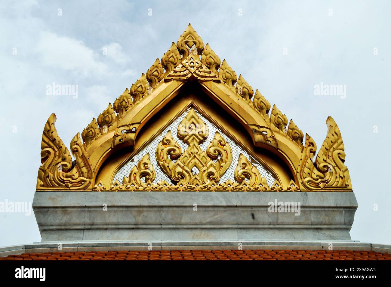 Vista parziale del Buddha d'Oro, ufficialmente intitolato Phra Phuttha Maha Suwant Patimakon, situato nel tempio di Wat Traimit, Bangkok, Thailandia Foto Stock