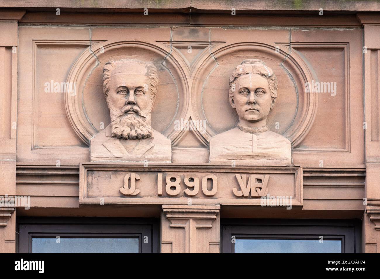 Govan Press Buildings, Govan Road, Glasgow, Scozia, UK Close Up of Jane and John Cossar Foto Stock