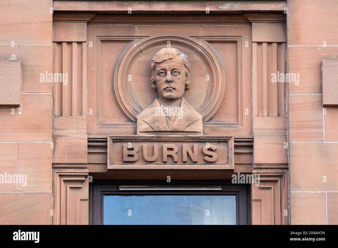 Govan Press Buildings, Govan Road, Glasgow, Scozia, Regno Unito - primo piano del busto di Robert Burns Foto Stock
