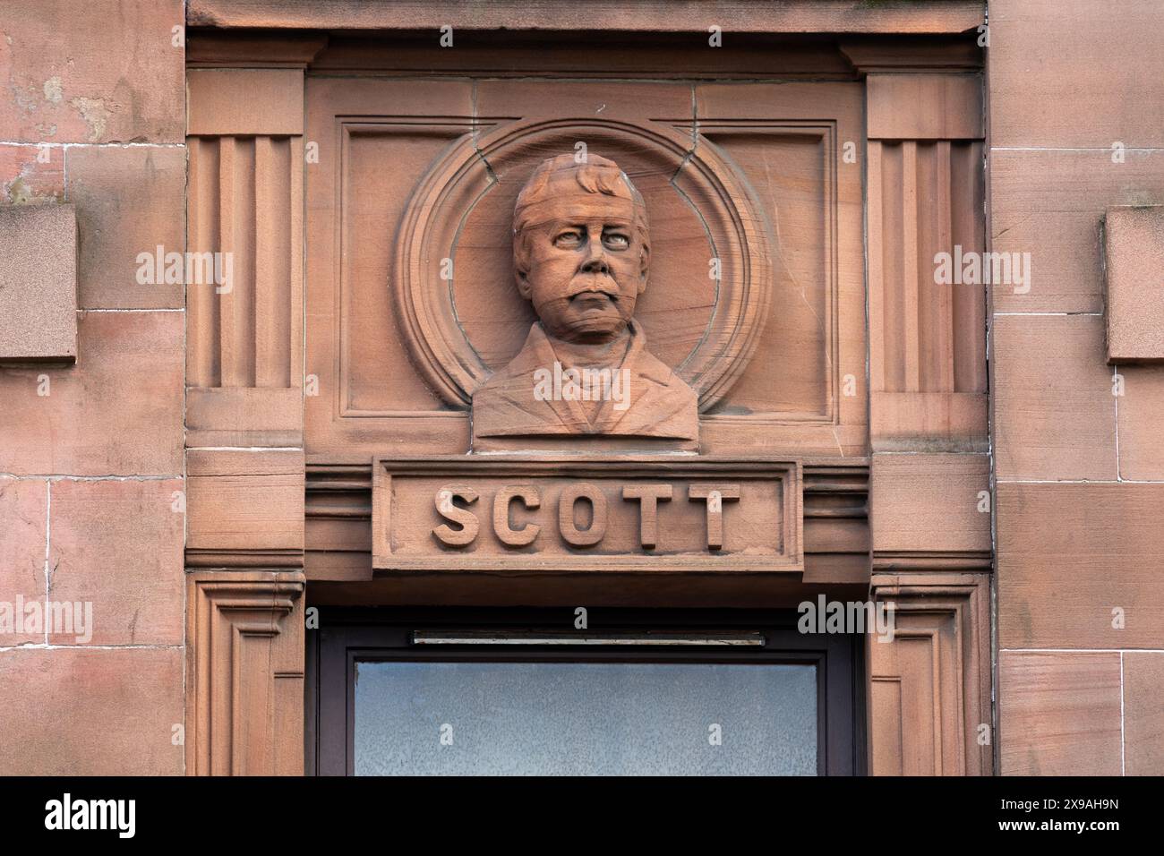 Govan Press Buildings, Govan Road, Glasgow, Scozia, Regno Unito - primo piano del busto di Sir Walter Scott Foto Stock